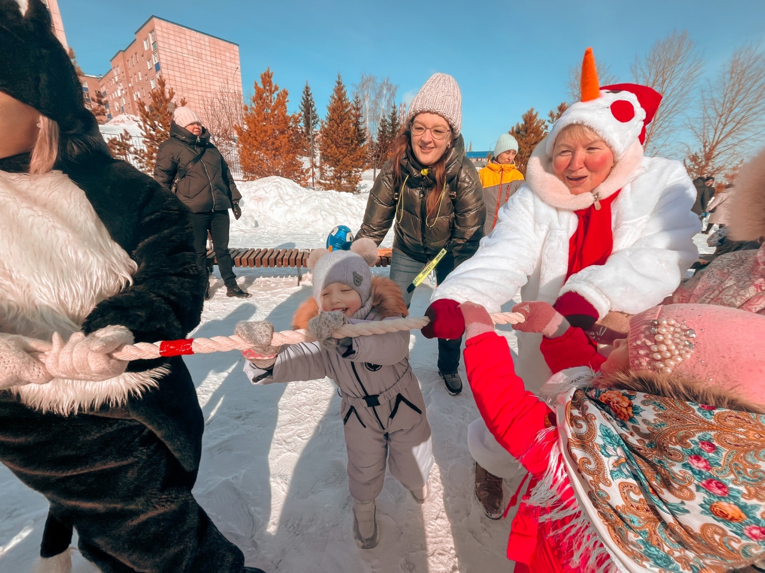 Яңа ел чыршысы янында күңел ачулар