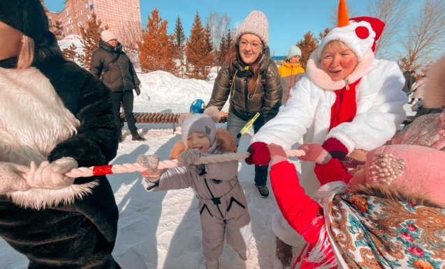 Яңа ел чыршысы янында күңел ачулар