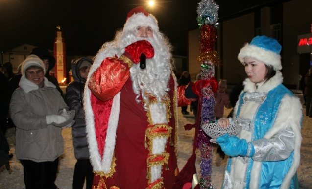 Встреча Нового года у центральной районной ёлки «Новогодние чудеса»