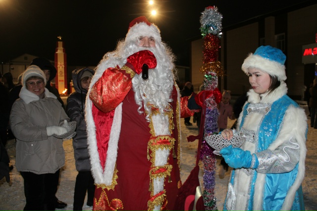 Встреча Нового года у центральной районной ёлки «Новогодние чудеса»