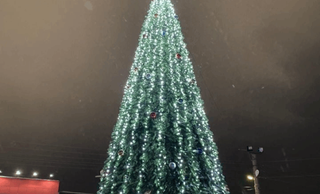 Новогоднее представление у центральной елки