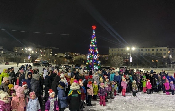 «Бүген бәйрәм! Уйныйк гөрләшик!» Зур чыршыны ачу