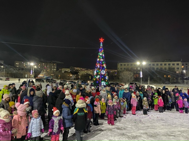 «Бүген бәйрәм! Уйныйк гөрләшик!» Зур чыршыны ачу