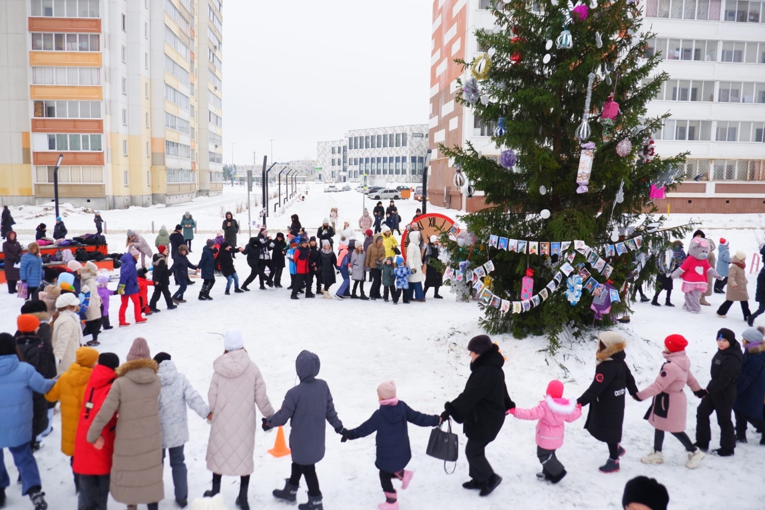 «Новогодний переполох у ёлки»