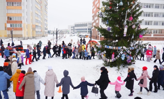 «Новогодний переполох у ёлки»