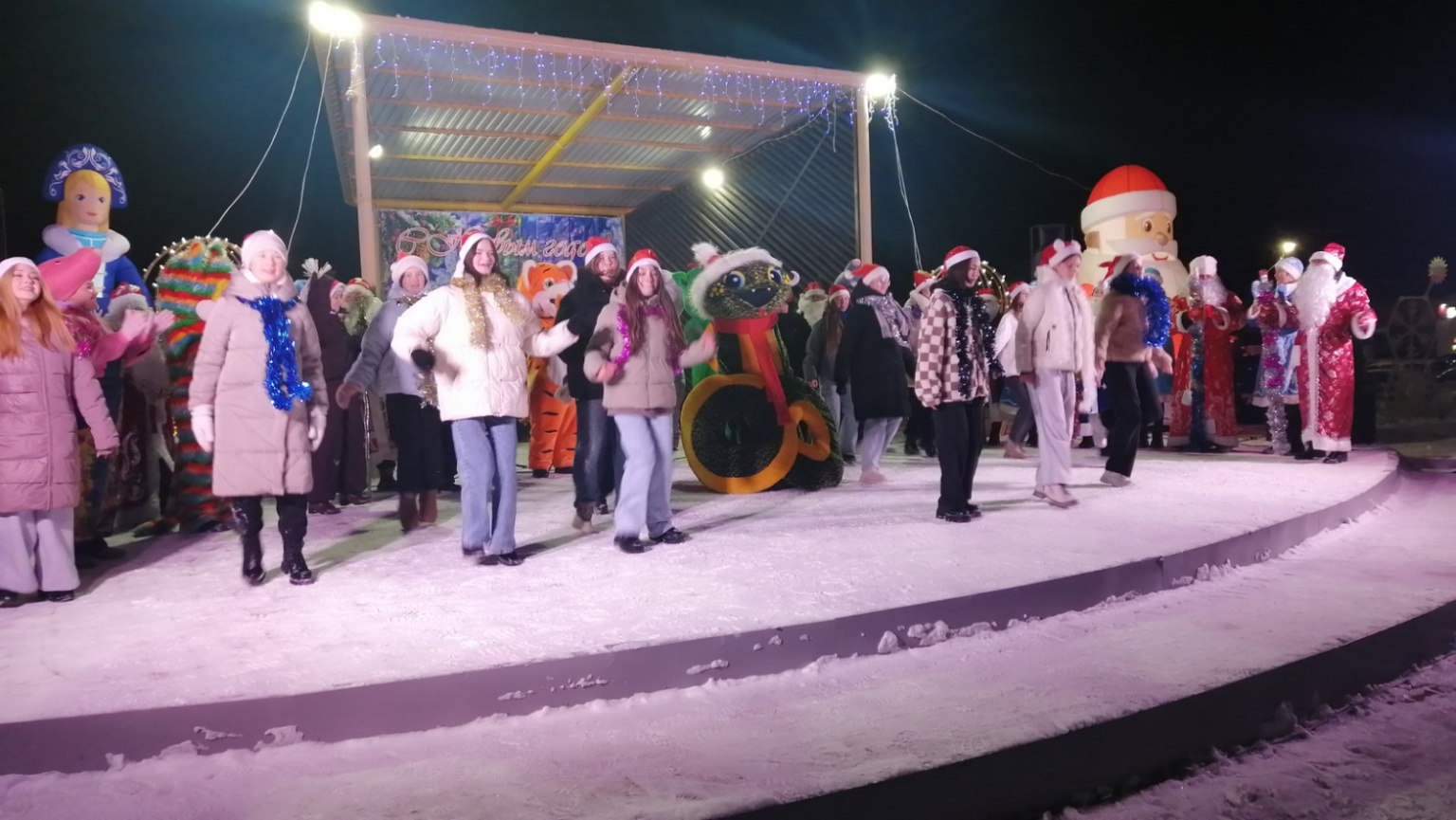 Начало зимнего сезона: открытие ёлки