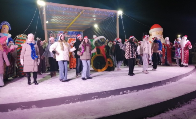 Начало зимнего сезона: открытие ёлки