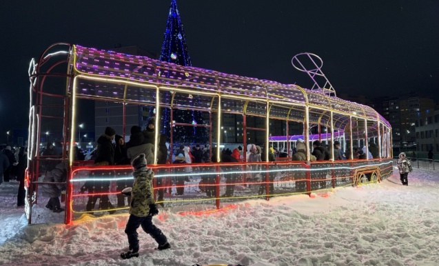 Елка зажигает огни