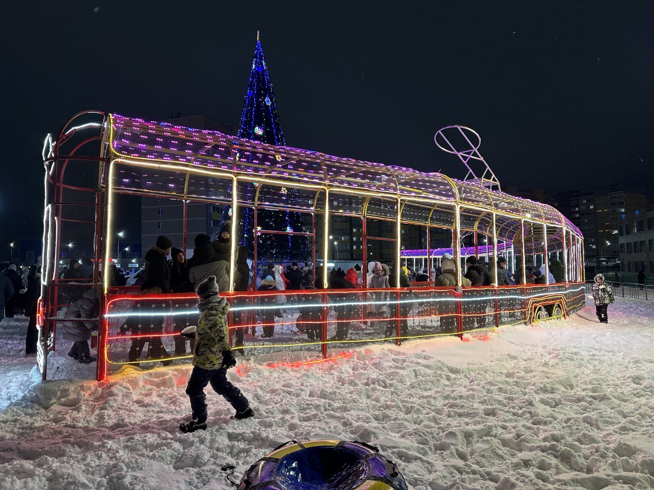 Елка зажигает огни