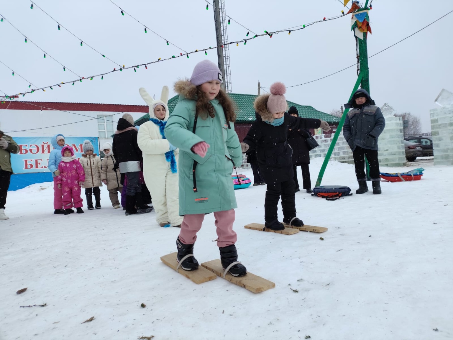 Яңа ел чыршысы янында күңел ачулар