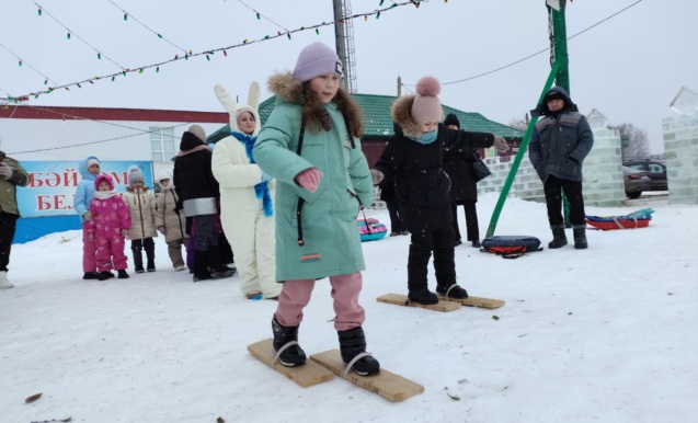 Яңа ел чыршысы янында күңел ачулар