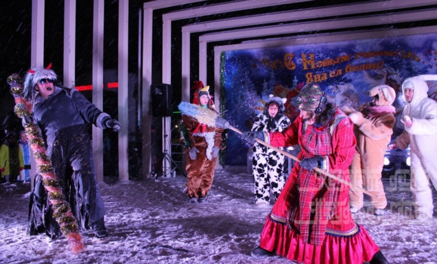 Театрализованное представление  «Встречаем Год»