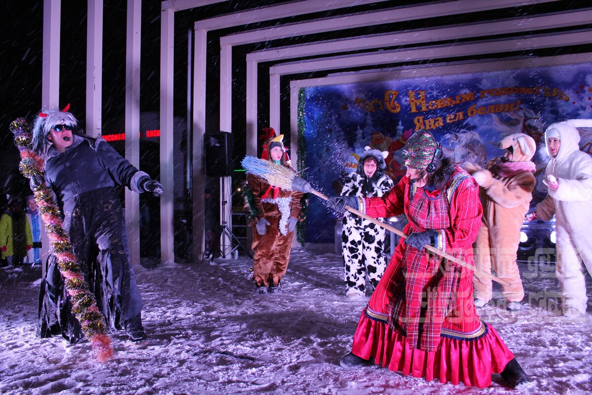 Театрализованное представление  «Встречаем Год»