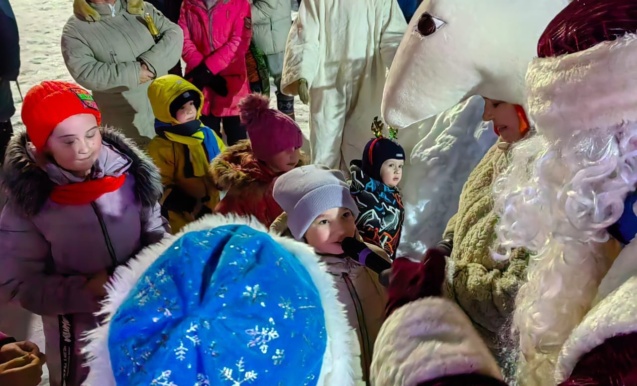 «Елка встречает гостей»