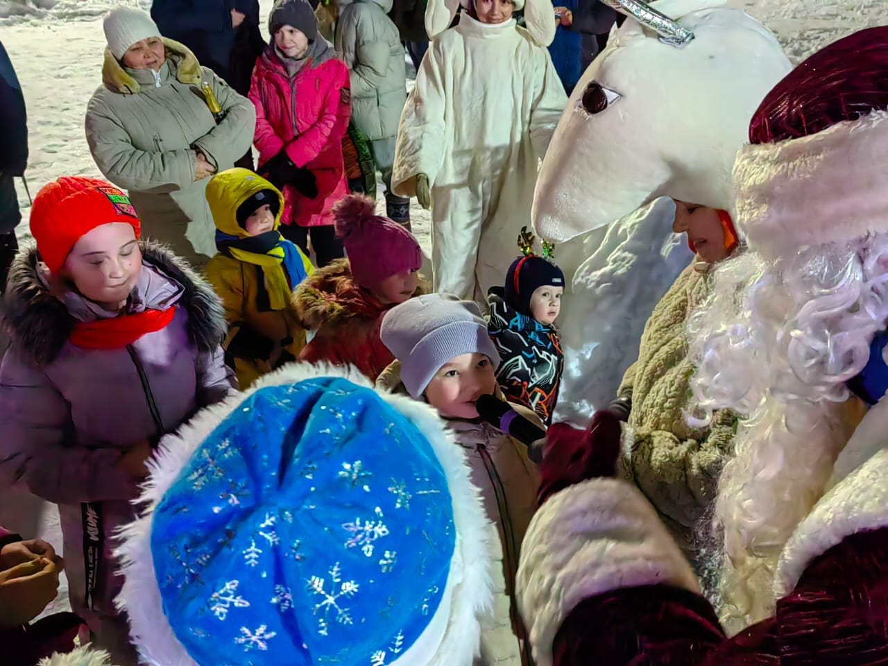 «Елка встречает гостей»