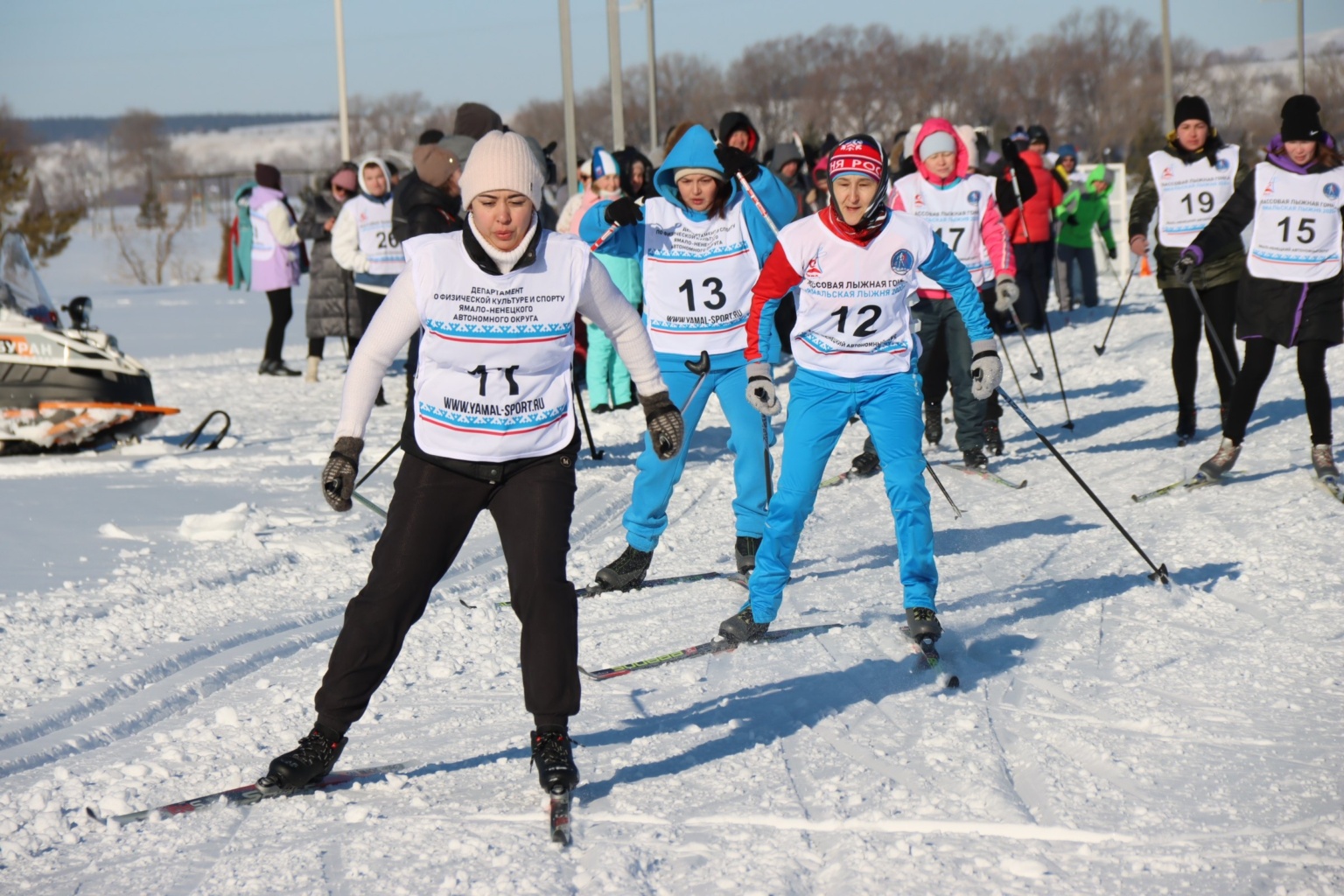 Массовое катание на лыжах