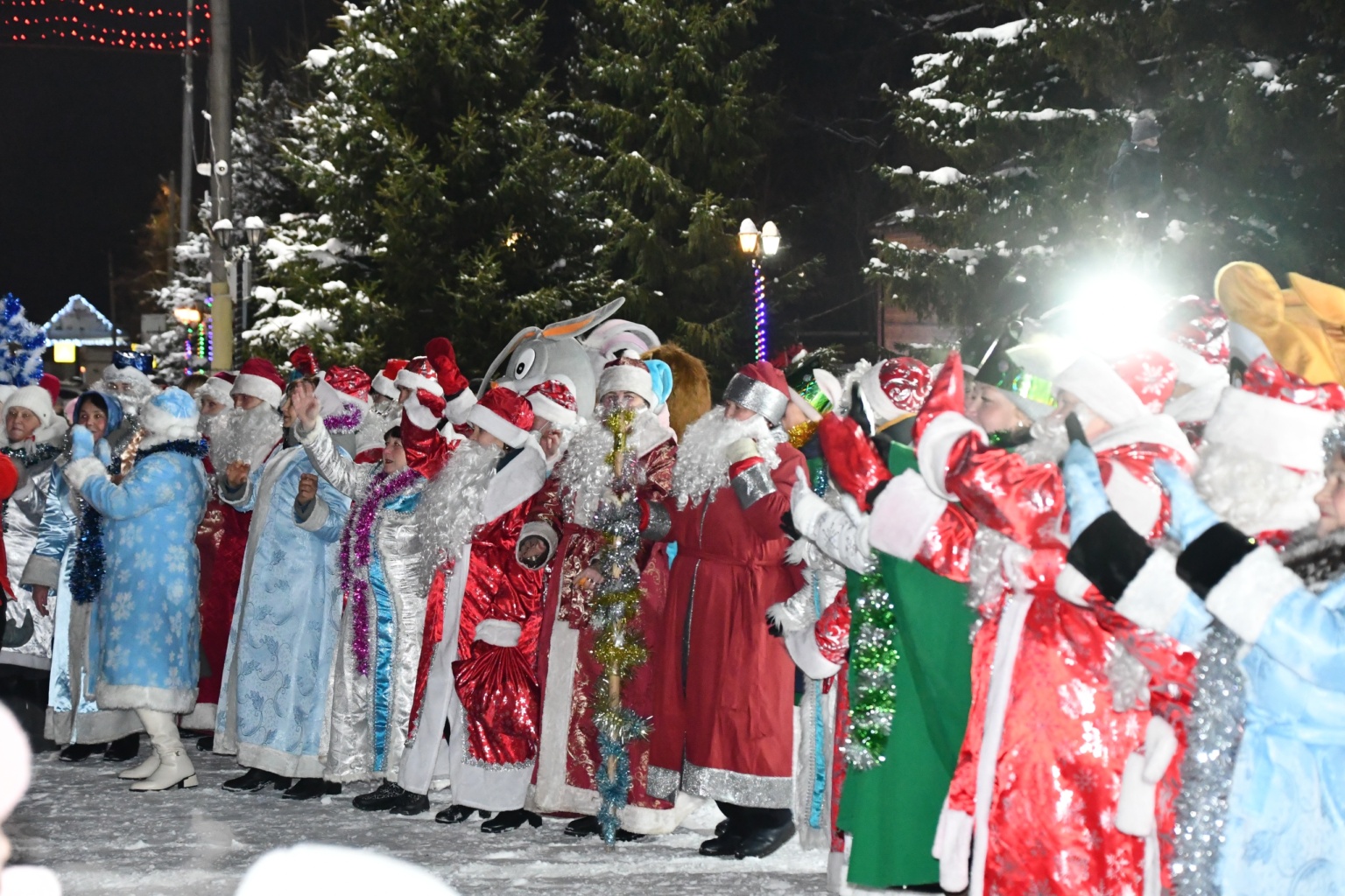 «Ёлка зажигается волшебством!»