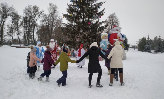 Забавы у новогодней елки!