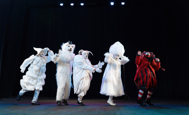 Выступление уличного театра «Легкие крылья»