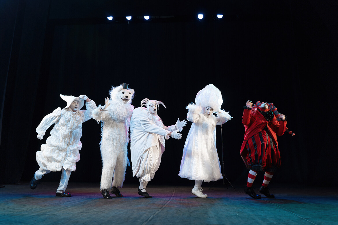 Выступление уличного театра «Легкие крылья»