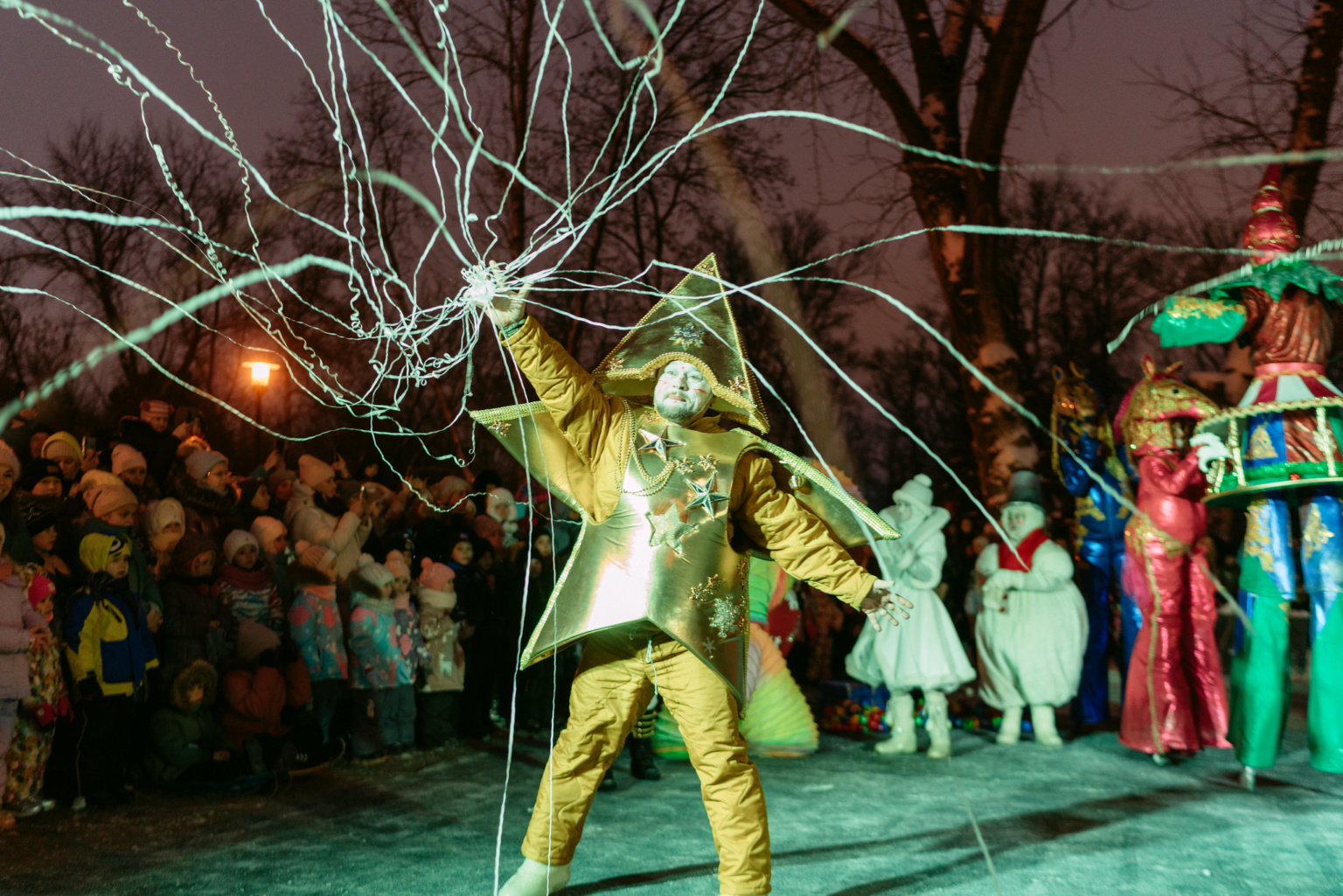 Выступление уличного театра «Легкие крылья»