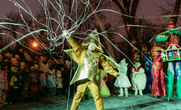 Выступление уличного театра «Легкие крылья»