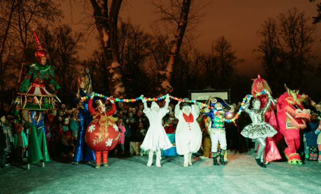Выступление уличного театра «Легкие крылья»