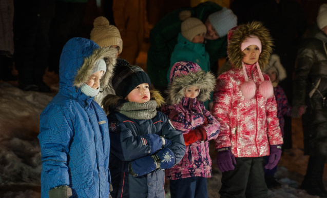 Выступление уличного театра «Легкие крылья»
