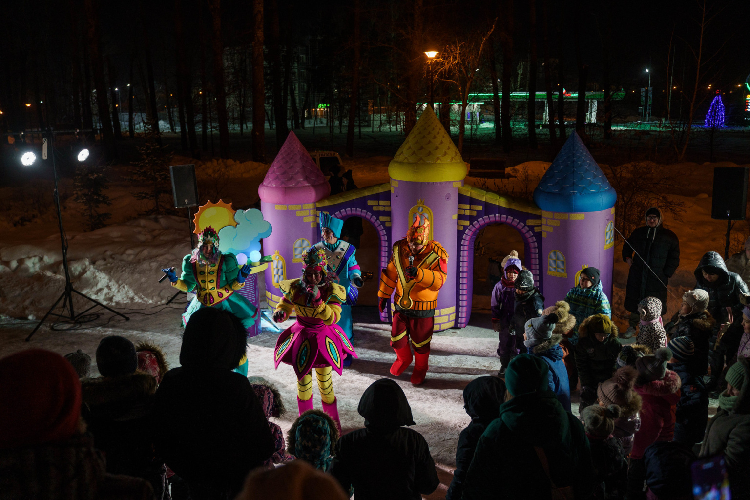 Выступление уличного театра «Легкие крылья»