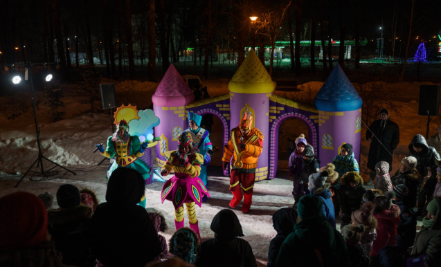 Выступление уличного театра «Легкие крылья»