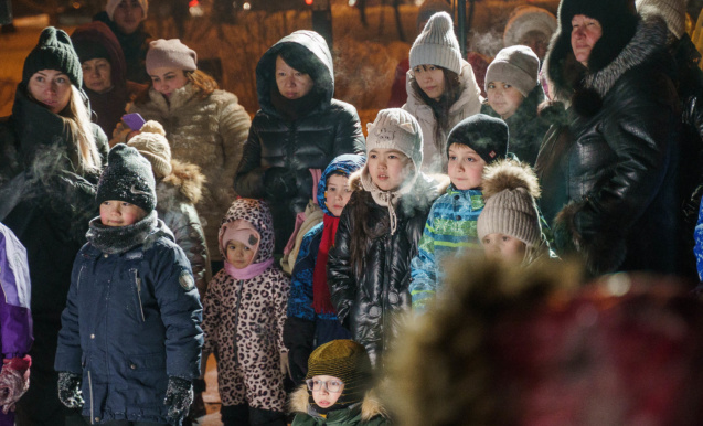 Выступление уличного театра «Легкие крылья»