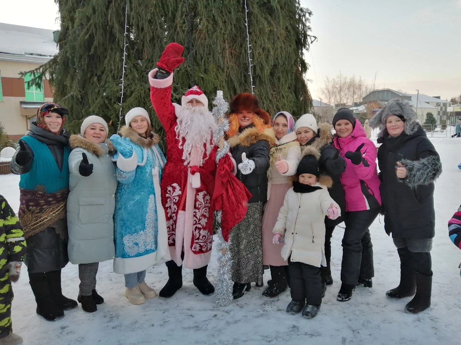 Зимние забавы у ёлки