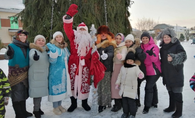 Зимние забавы у ёлки