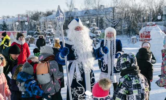 Кыш бабай, Кар Кызы һәм Кар бабай дусларын каршы ала
