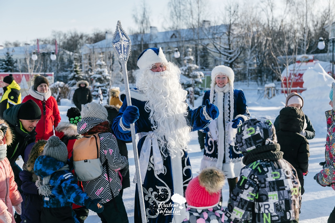 Кыш бабай, Кар Кызы һәм Кар бабай дусларын каршы ала