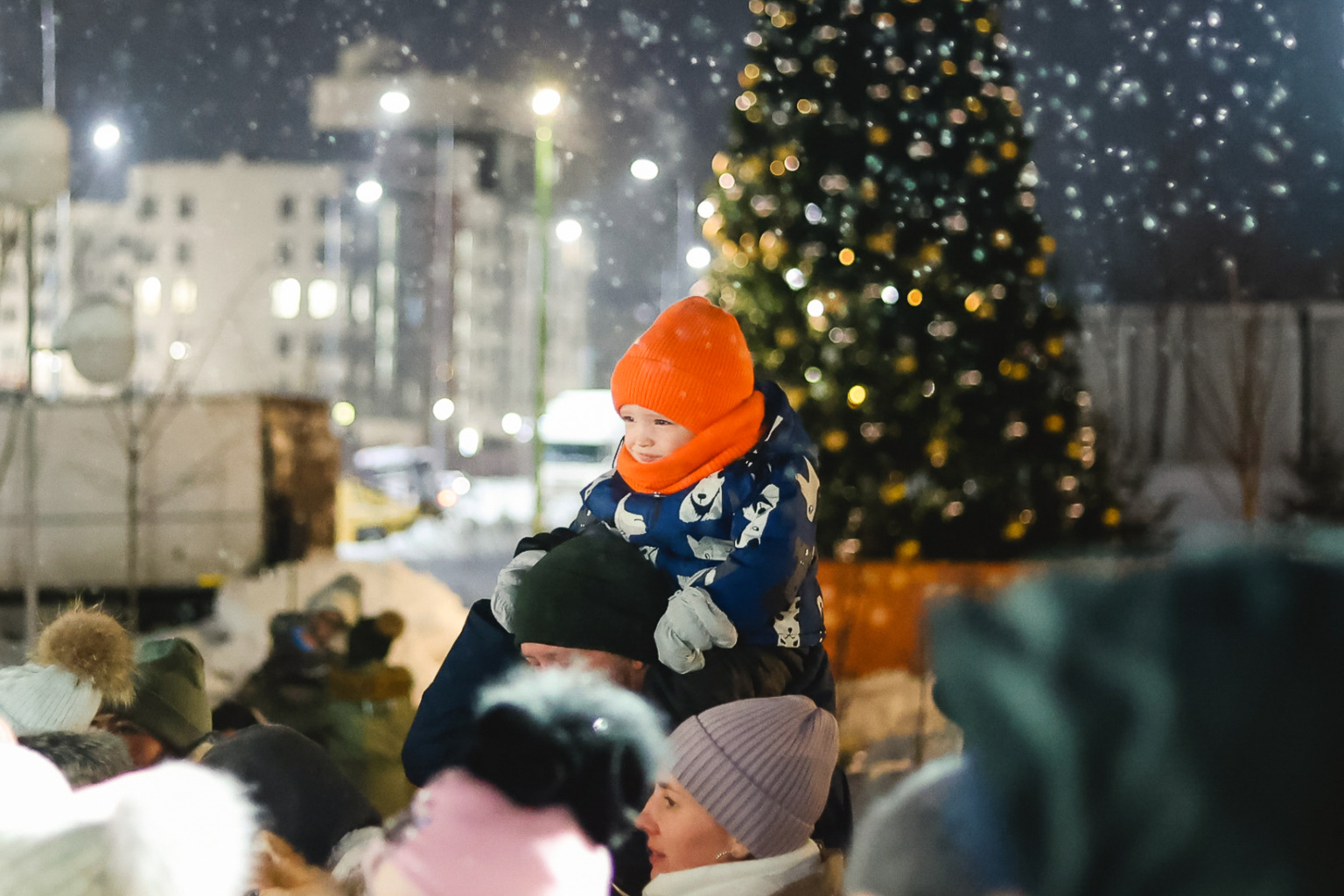 «Салават Күпере» паркында чыршы ачу тантанасы