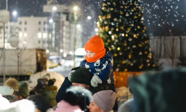 «Салават Күпере» паркында чыршы ачу тантанасы