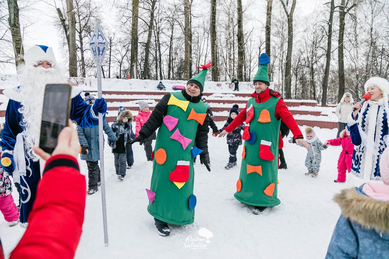 «Дед Мороз и Снегурочка встречают друзей»