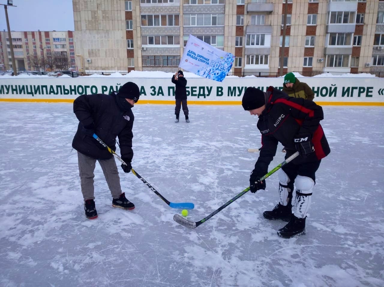 Товарищеская игра по хоккею среди жителей