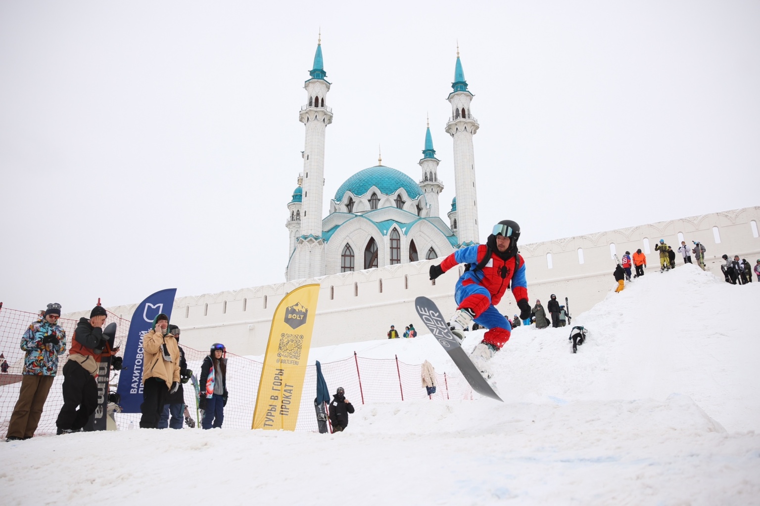 «Крутой спуск. Кремль»: горнолыжный фестиваль у стен Казанского Кремля в рамках фестиваля «Күрше»